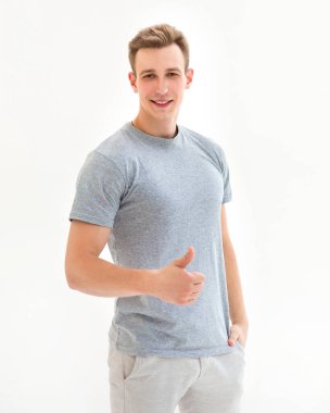 Kendine güveni tam bir genç. beyaz üzerine izole