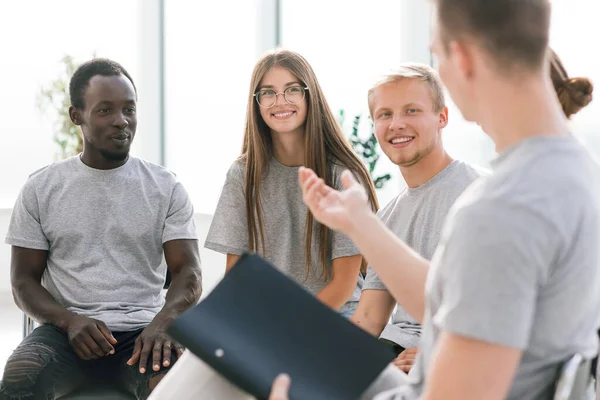 Doe dicht. groep jongeren die hun ideeën bespreken — Stockfoto