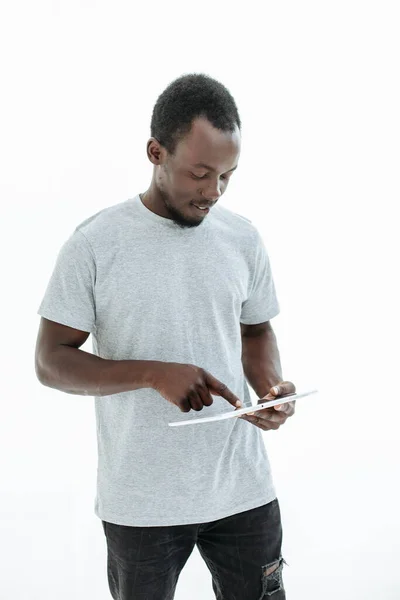Yakışıklı adam dijital tablet ekranına tıklıyor — Stok fotoğraf