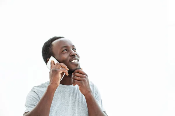 Akıllı telefonlu yakışıklı adam fotokopi alanına bakıyor.. — Stok fotoğraf