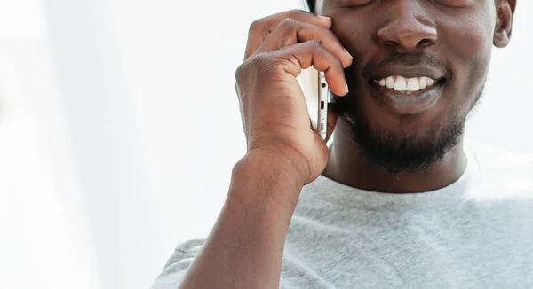 Vista lateral. joven con estilo hablando en su teléfono inteligente. — Foto de Stock