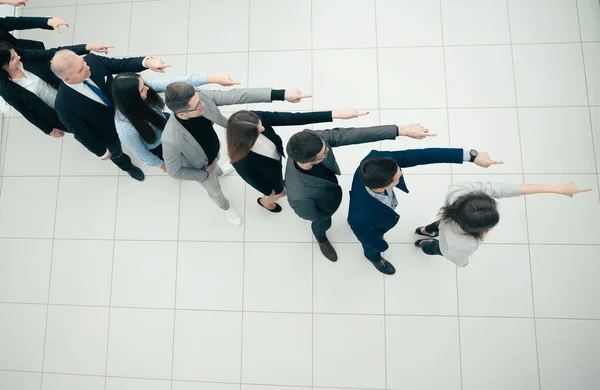 Grupo de empresarios diversos que hacen cola — Foto de Stock