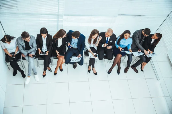 Vista dall'alto. Manager discutere gli orari di lavoro con i dipendenti dell'azienda — Foto Stock