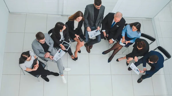 Líder e equipe de negócios discutindo questões de trabalho — Fotografia de Stock