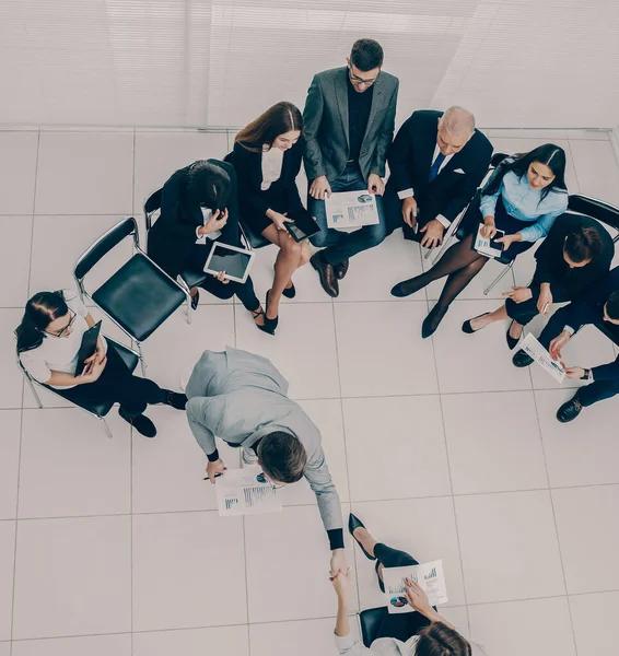 Leader e team di lavoro che discutono questioni di lavoro — Foto Stock