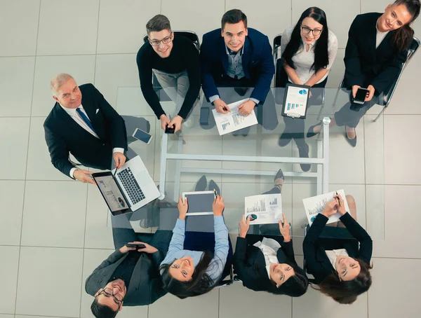 Equipe de negócios discutindo dados financeiros em uma reunião de trabalho — Fotografia de Stock