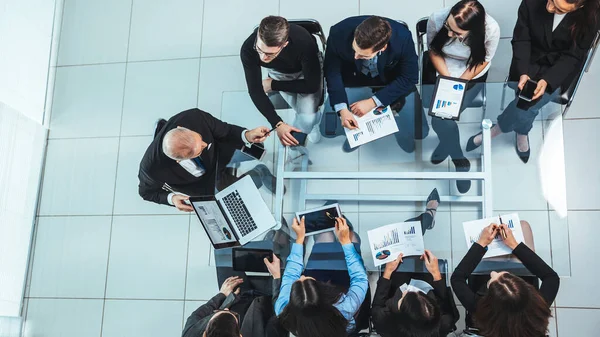 Equipe de negócios usando um laptop para analisar dados financeiros — Fotografia de Stock