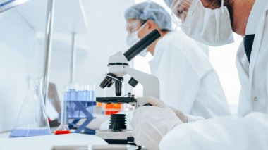 Kapat. Yeni bir aşı üretmek için çalışan bir grup bilim adamı.