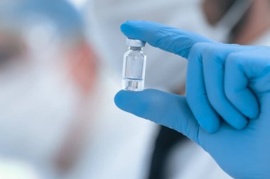 Kapat. Bir tıp bilimadamının elinde bir test olan ampul..