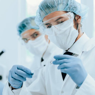 Kapat. Tıp meslektaşları laboratuarda çalışıyor..