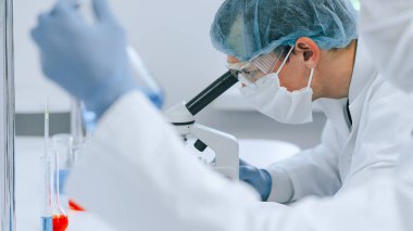 Kapat. Bir grup bilim adamı laboratuarda testler yapıyor..