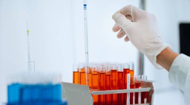 Kapat. Bilim adamı test için tüp seçiyor..