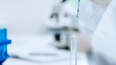 Kapat. Laboratuvardaki bir grup bilim adamının görüntüsü.