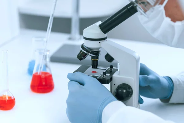 Fecha. grupo de cientistas realiza testes em laboratório. — Fotografia de Stock