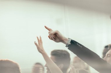 Oditoryumdaki iş konferansının aktif katılımcıları