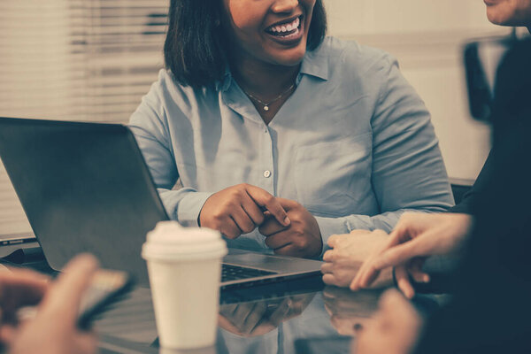 Закрывай. международные деловые партнеры сидят за столом переговоров
