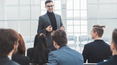 Proje Yöneticisi iş ekibiyle bir iş toplantısında..