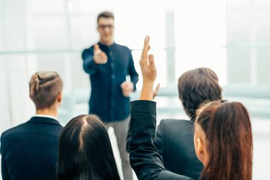 Dikiz aynası. İş brifinginde çalışanlar soru sorar