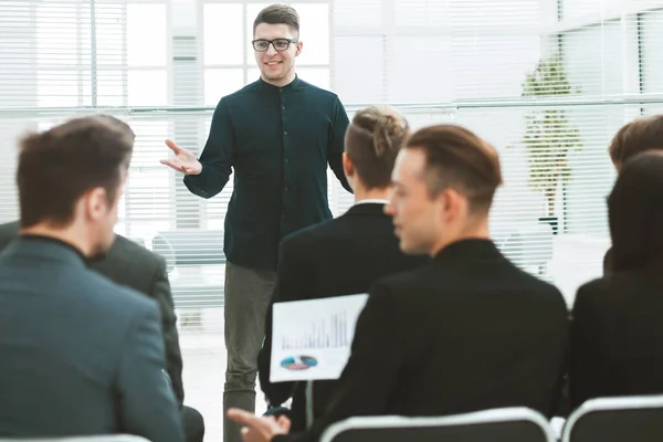 Equipe de negócios sentado em uma sala de conferências. — Fotografia de Stock