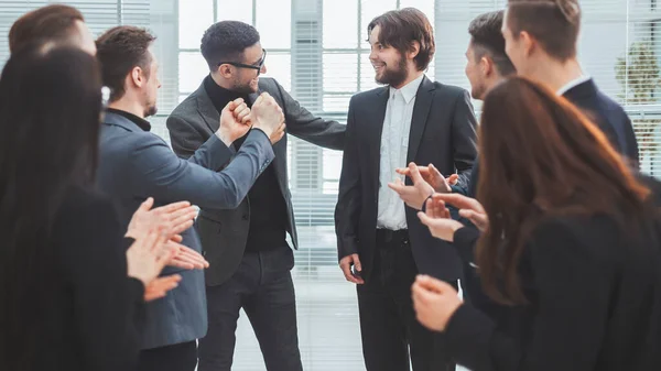 Fecha. equipe de negócios felicitando o melhor empregado. — Fotografia de Stock