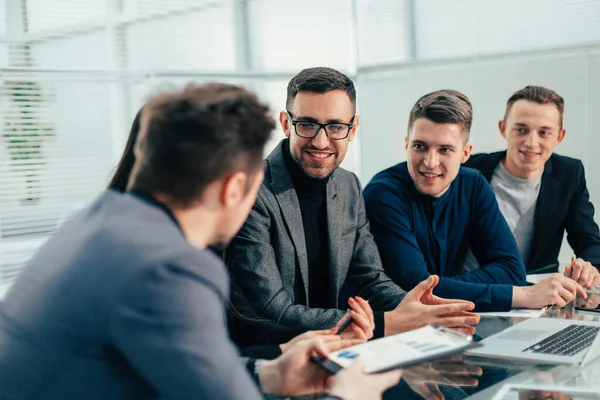 Equipo de negocios discute datos financieros en una reunión de oficina — Foto de Stock