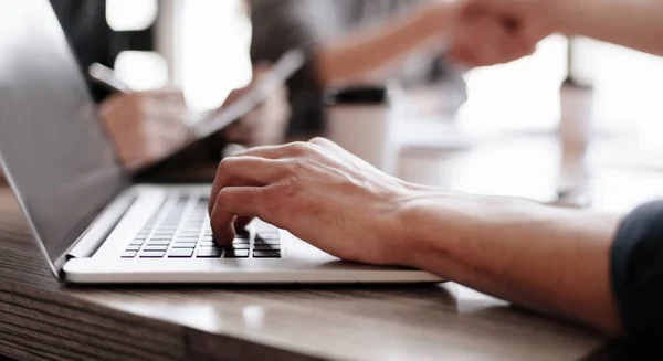 De cerca. un grupo de empresarios sentados en una oficina Escritorio . — Foto de Stock