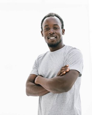 Beyaz tişörtlü kendine güvenen genç bir adam. beyaz üzerine izole