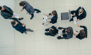 Patron en iyi çalışanı iş toplantısında tebrik ediyor..