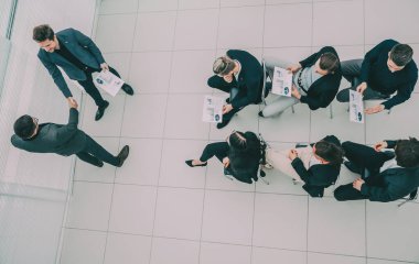 Patron çalışanı iyi bir iş için tebrik ediyor. .