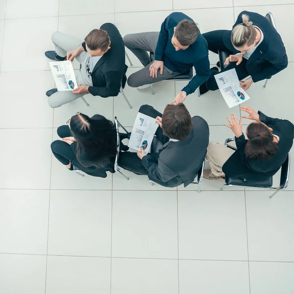 Ovanifrån. Arbetsgrupp med finansieringsöversikt vid ett gemensamt möte . — Stockfoto