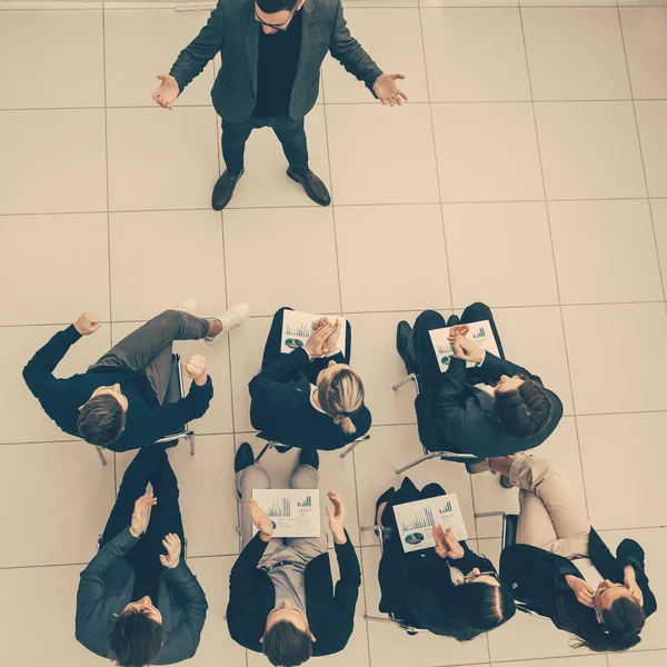 Vista superior. grupo de empleados aplaudiendo en una reunión de trabajo . — Foto de Stock