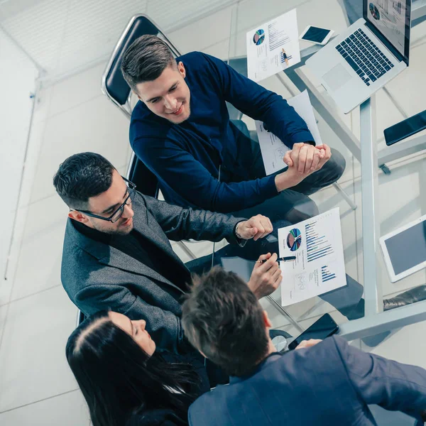 De cerca. equipo de negocios opera en una oficina moderna . — Foto de Stock