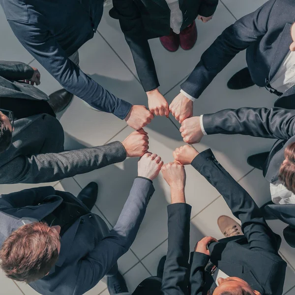 De cerca. un equipo empresarial dedicado a mostrar su unidad. — Foto de Stock