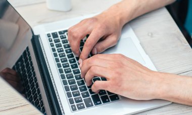 Kapat. Modern adam dizüstü bilgisayar kullanıyor..