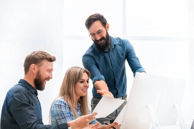 Masada iş belgelerini tartışan çalışanlar