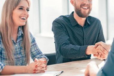 Müdür mülakat sırasında başvuranla tokalaşıyor