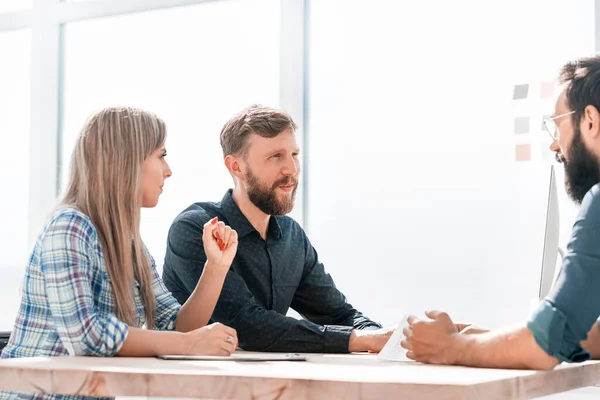 Business team bespreken huidige taken op de vergadering — Stockfoto