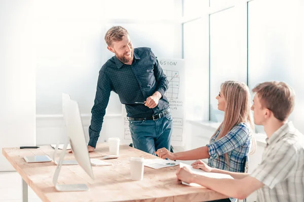 Gerente de proyecto en una reunión de trabajo con el equipo empresarial — Foto de Stock