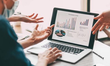 Kapat. Finansal verileri tartışan çalışanlar grubu.