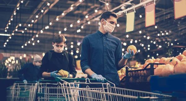 De près. beaucoup d'oranges sur l'étagère du supermarché. — Photo