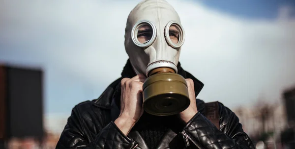 Doe dicht. casual guy in een gas masker op een stad achtergrond — Stockfoto