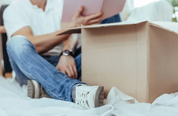 De cerca. pareja joven desempacando cajas en un apartamento nuevo. — Foto de Stock