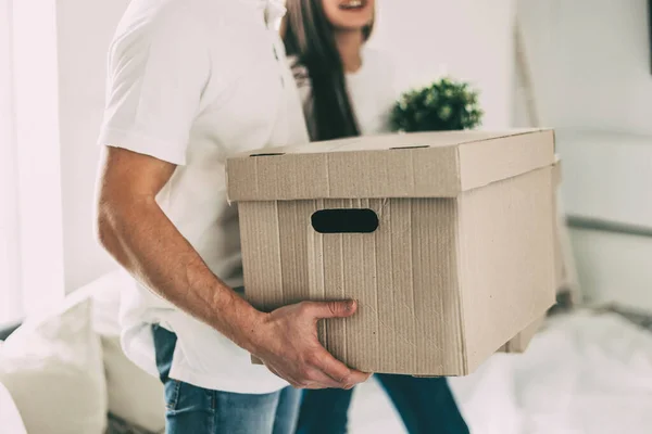 De cerca. caja de cartón grande en las manos de un joven. — Foto de Stock