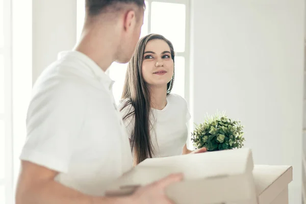 De cerca. feliz joven pareja en un nuevo apartamento. — Foto de Stock