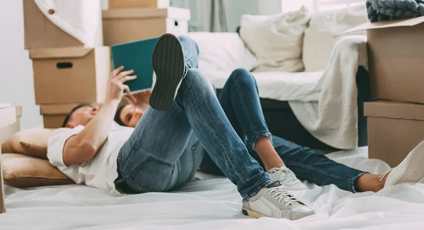 Joven pareja discutiendo mirando el diseño de su nuevo hogar. — Foto de Stock