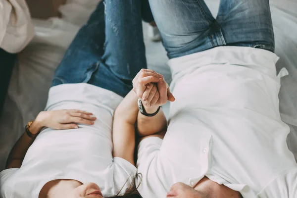 De cerca. feliz joven pareja tumbada en el suelo en la sala de estar . — Foto de Stock