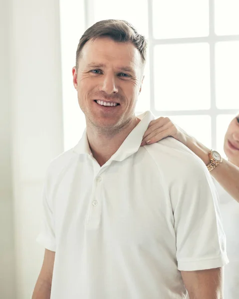 Nahaufnahme. Müdes glückliches Paar steht in neuer Wohnung . — Stockfoto