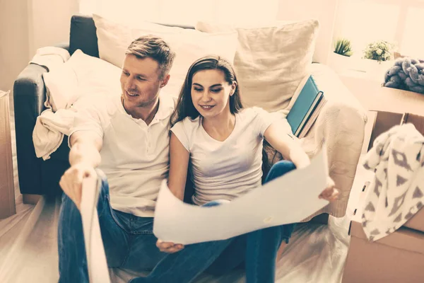 Pareja joven eligiendo un interior para su nuevo apartamento. — Foto de Stock