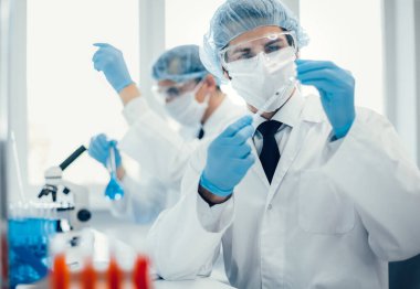 Tıp laboratuarındaki laboratuvar asistanının arkaplan resmi