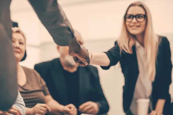 Junge Geschäftsfrau schüttelt ihrem Geschäftspartner die Hand — Stockfoto